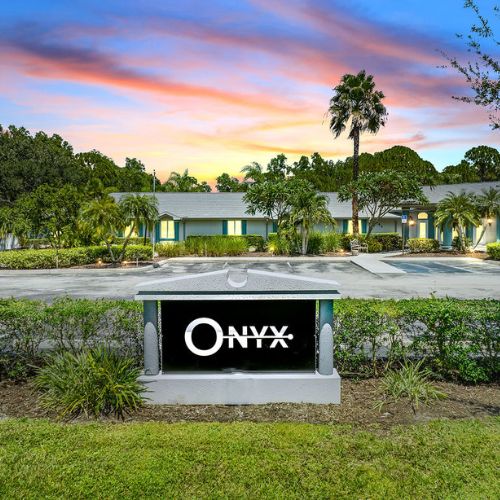 An image of the front signage of Onyx, a mental health treatment facility in Florida. Pictured is the front of the building as the sun is setting behind.